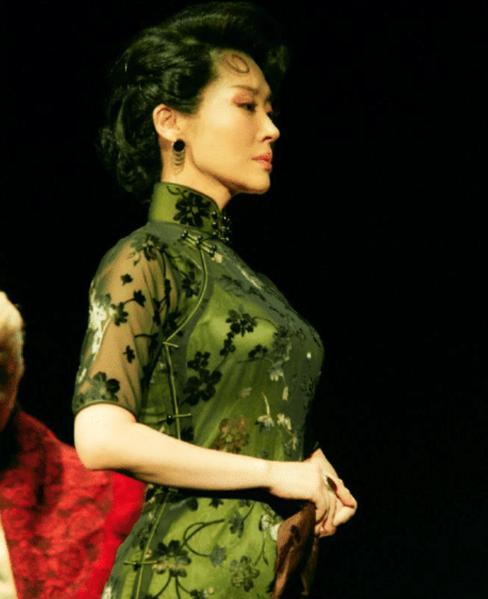 因"尺度太大"无人敢演,找46岁"过气"女星救场,却意外捧成"女王"