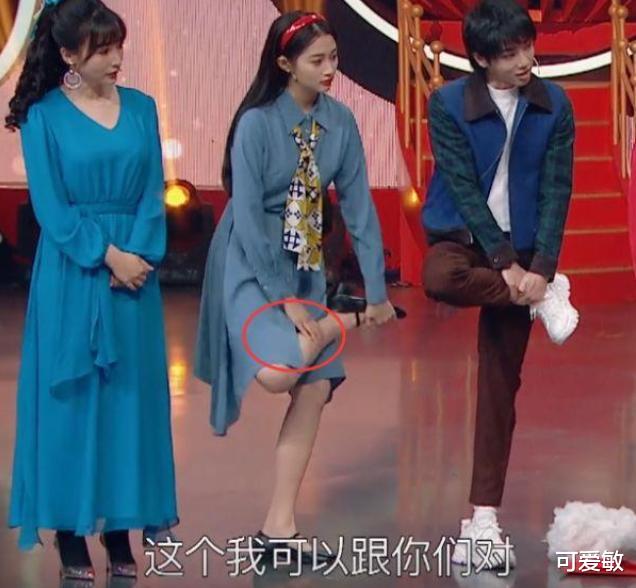 『关晓彤』关晓彤挑战“单腿站立”，抬腿后发现穿的裙子，救场动作说明智商