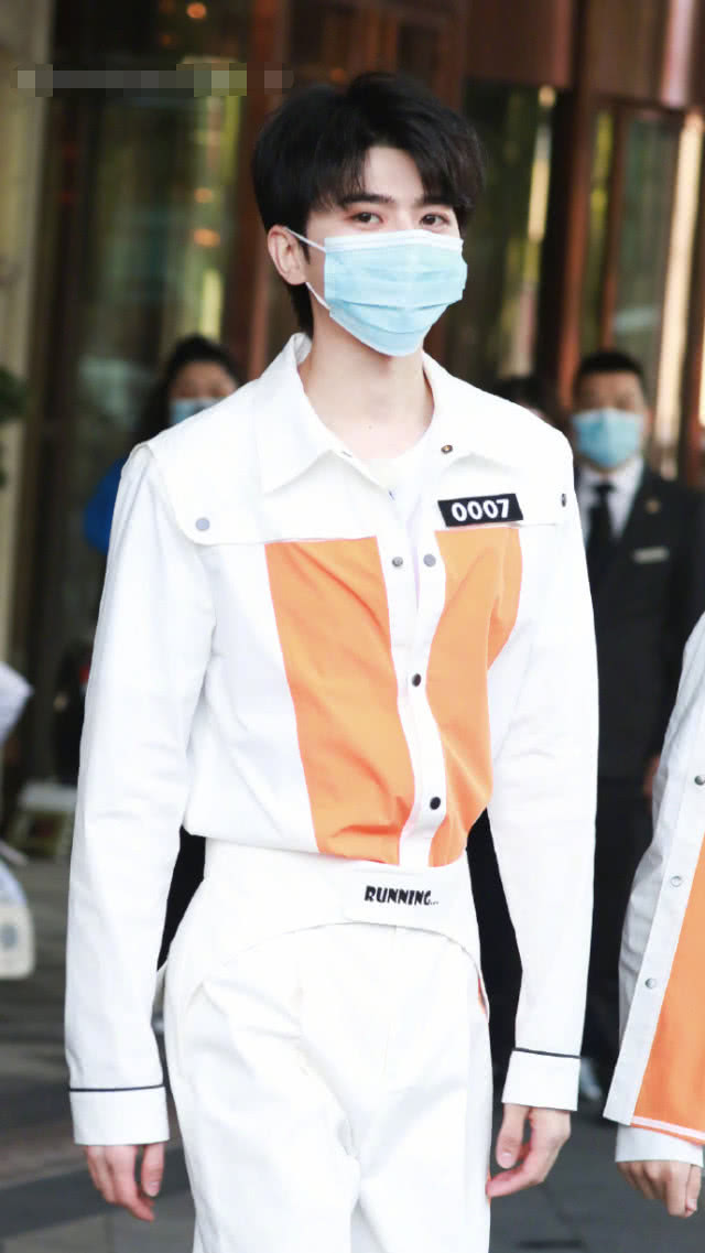 [郑恺]《奔跑吧》路透，蔡徐坤的腰比baby还细，郑恺是他的两倍！