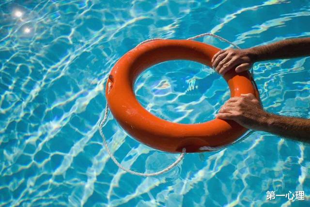 第一心理|为什么很多年轻人在公交车上有位置也不坐？有深层次的道德原因