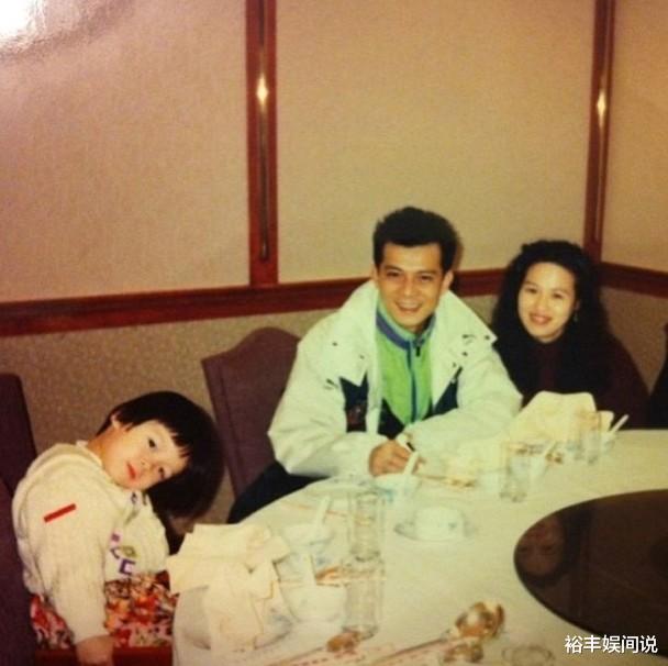 黄日华：黄日华与爱妻同甘共苦40年，不舍爱妻离去悲痛落泪，曾为其隐退