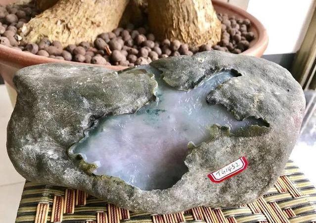 「」老夫妇云游瑞丽，一时想不开买下一块翡翠赌料，切开后写了遗书