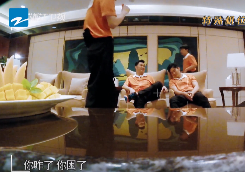 「奔跑吧兄弟」《奔跑吧》重大失误？导演用特殊机位拍嘉宾休息，满屏幕的哈欠！