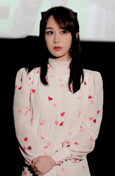 杨紫|难怪都说杨紫“照骗”，邓超晒与她现场合影，原相机的脸看懵网友！