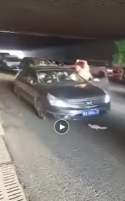 话晴空|“我今天不整你，我就不姓……”因别车路怒行凶，光头男砸车捅倒白衣男被刑拘