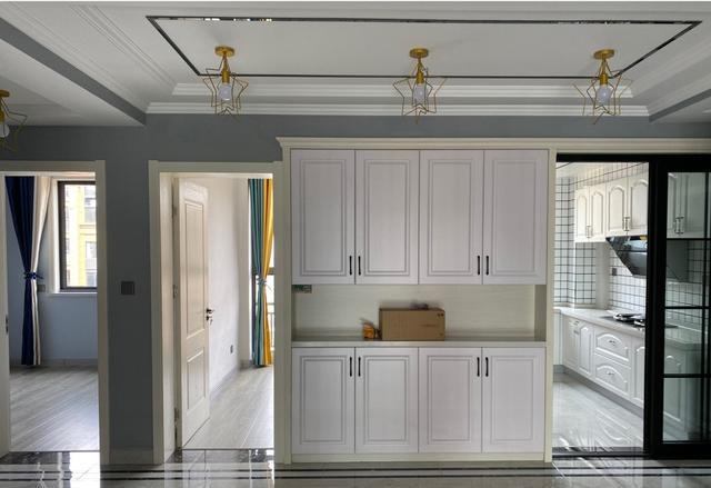 「」花150天装修混搭新房，进门就被镀金灯迷住，主卫改迷你衣帽间！