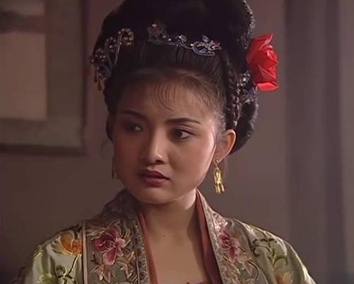 牛莉|13岁夺冠，8登春晚，24岁嫁豪门，42岁获得影后，今47岁活成少女