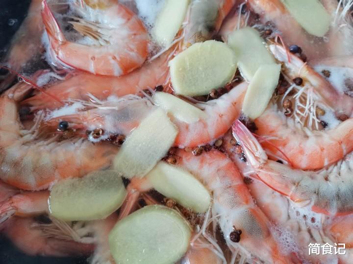 ：煮虾时，到底用热水还是冷水？原来一直做错，难怪肉质老，腥味重
