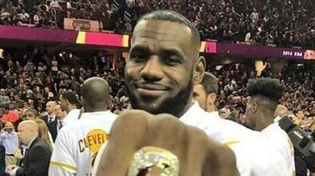 勒布朗·詹姆斯|真伪巨星！JB淘汰就苦练，詹皇夺冠五天恢复训练，乔治天天晒娇妻