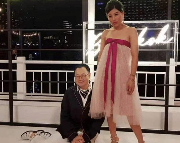 『范冰冰』见到泰国公主都要跪下?李连杰单膝下跪显礼貌,范冰冰连理都不理,站着就合拍!