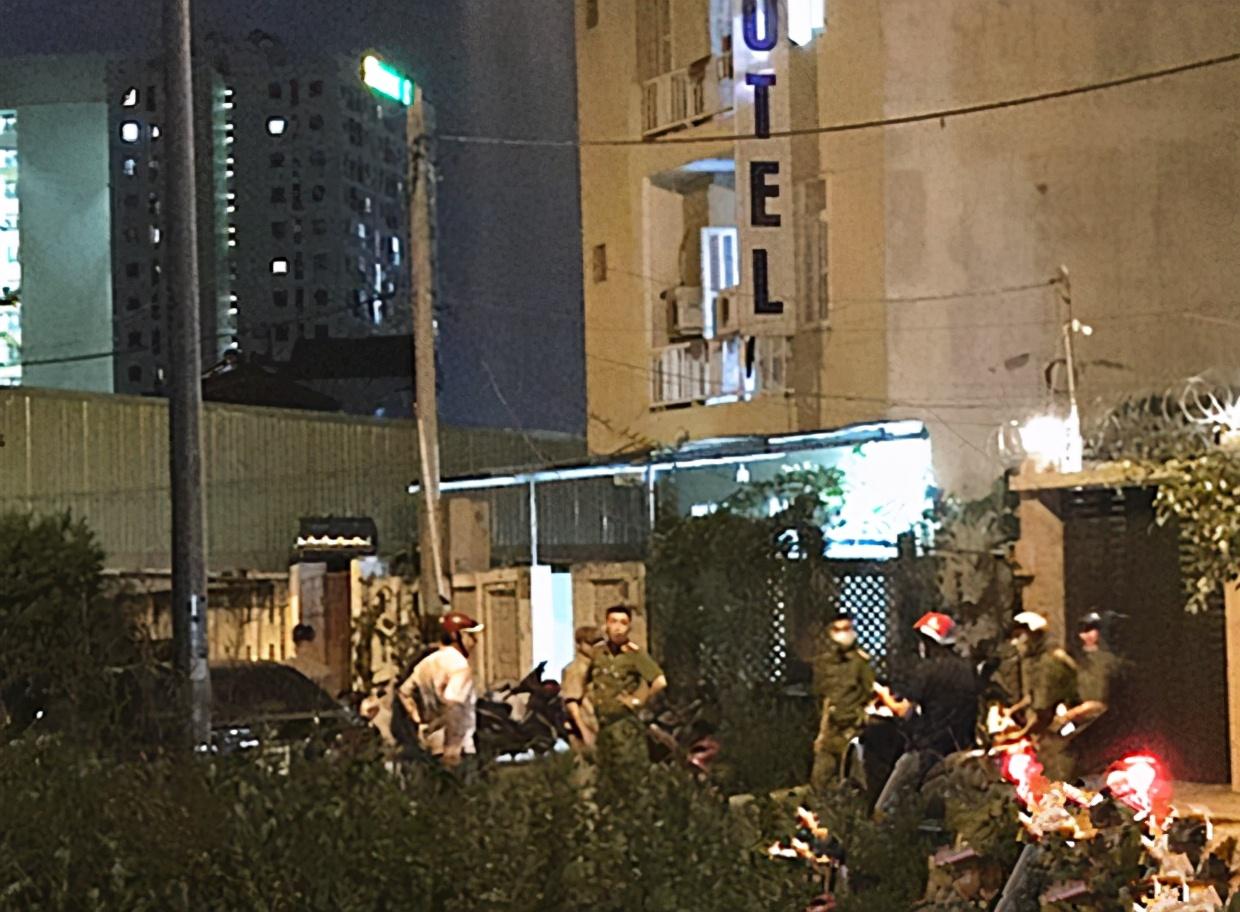 睹图|4旬女子与年轻男子进旅馆后身亡，生前仅穿着衬衫屋内有打斗痕迹