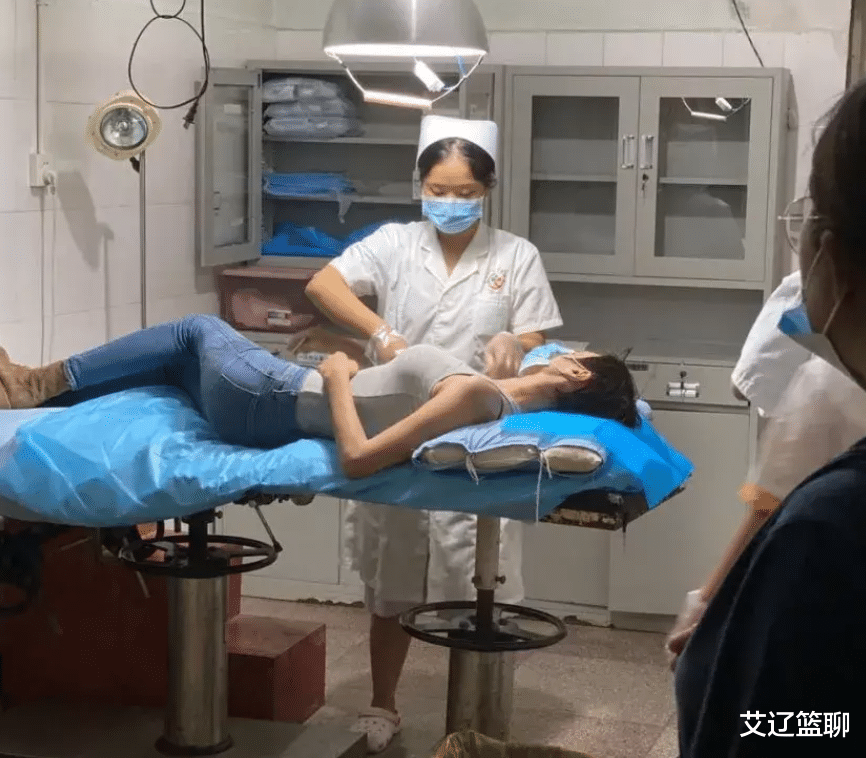 成龍唯一女徒弟張藍心遇意外事故，趕來醫院時衣著臟亂，頭頸血跡明顯-圖3