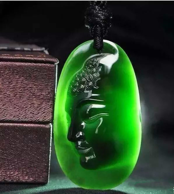 「翡翠」花三万六从老缅手上买下的蒙头料原石,意外切出7只罕见墨翠手镯