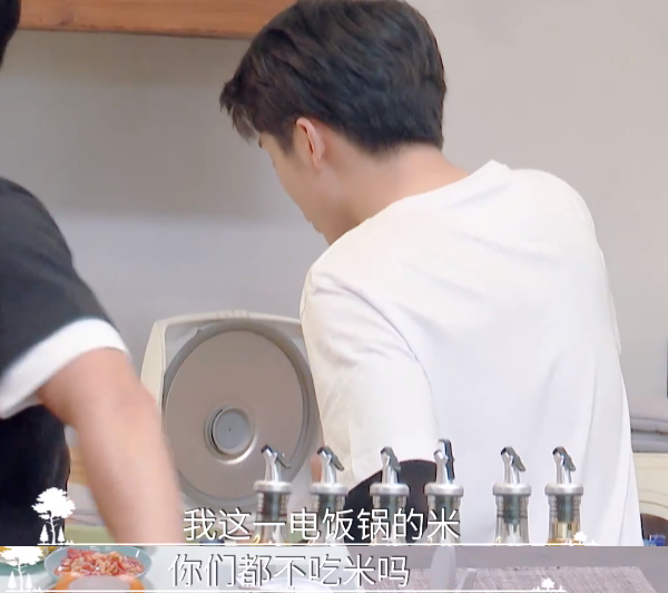 郑爽|郑爽不吃肉单独开小灶，张新成夸她身材棒！谭松韵饭量比男生还大