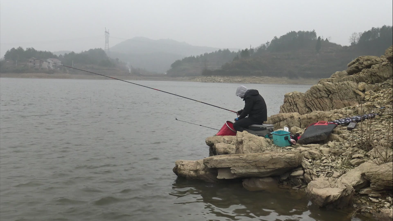 河长|玩黑坑看不起野钓，玩台钓看不起传统钓，还能愉快地玩耍吗