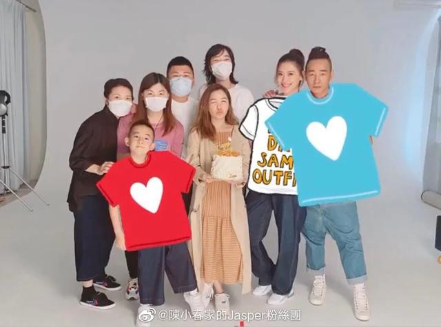 『jasper』应采儿怀孕8月状态超好，Jasper戴近视眼镜斯文帅气