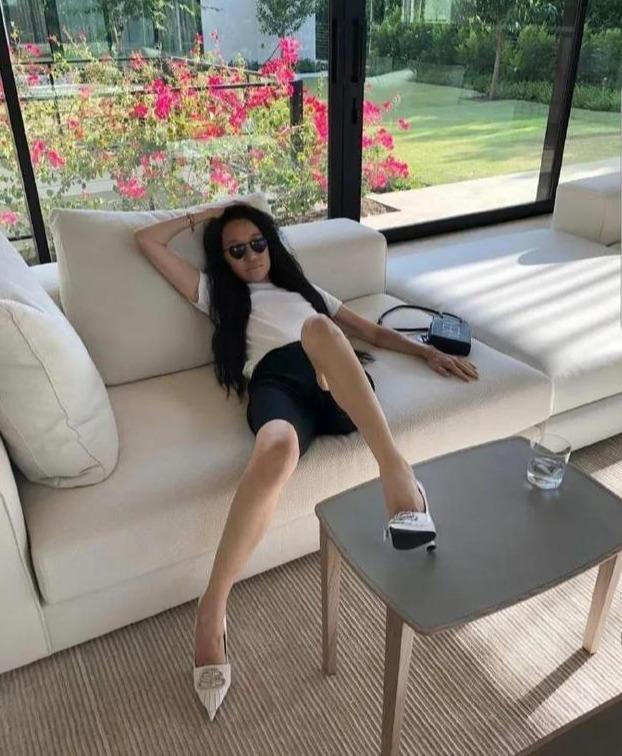 ▲71岁的年龄17岁的腿，婚纱女王近照曝光，用身材再次征服所有人！