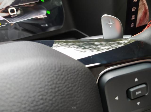 哈弗|实拍哈弗大狗：承载式车身，通过性却很高，内饰科幻