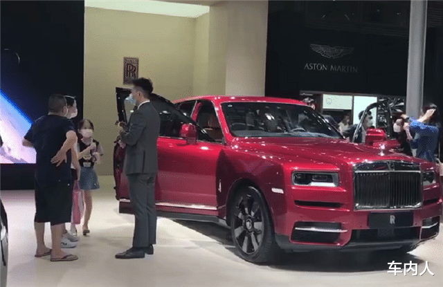 『劳斯莱斯库里南』“熔岩红”库里南被一广东人看中,人家穿“人字拖”,销售很热情