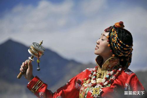 #西藏旅游#英国小伙到西藏旅游，一下飞机就怒斥：中国人这么没礼貌的么？