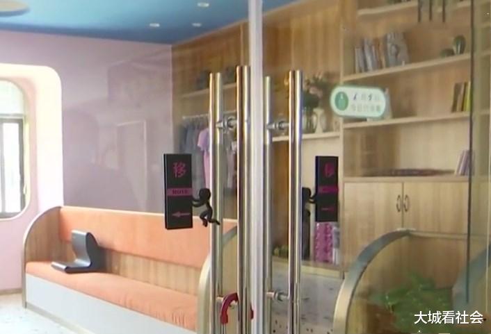 「四川省」瑜伽馆玻璃门贴有标示，女子撞断门牙要补偿：我撞的地方没贴