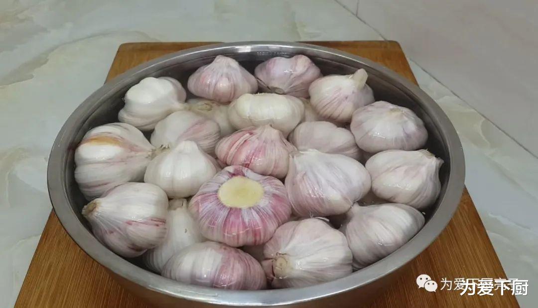 []糖醋蒜这做法才正宗，掌握配方比例，一次做四斤，吃半年也不怕坏
