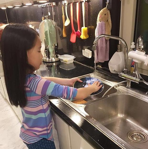 「」参观赵文卓一家人住的豪宅，花园有假山和小径，家里面积大得过分