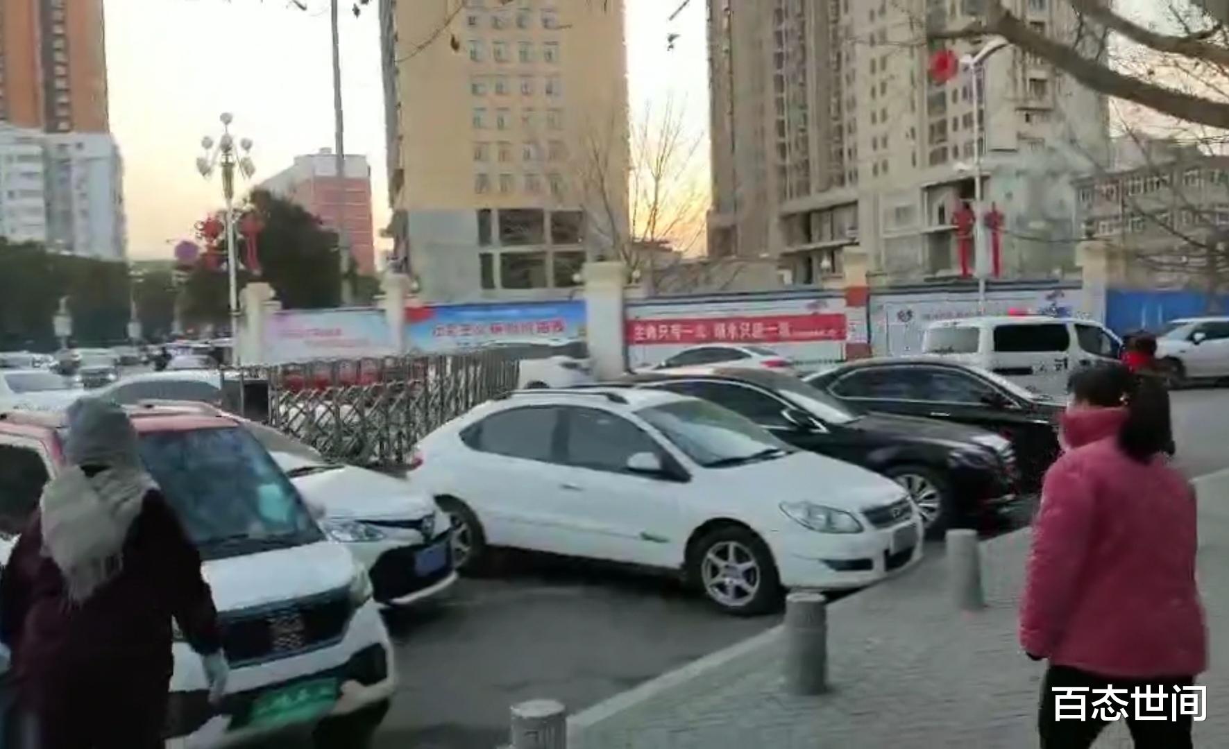 百态世间 平顶山一男子酒驾冲撞县政府大门，顶着大门一路前冲，非常惊险