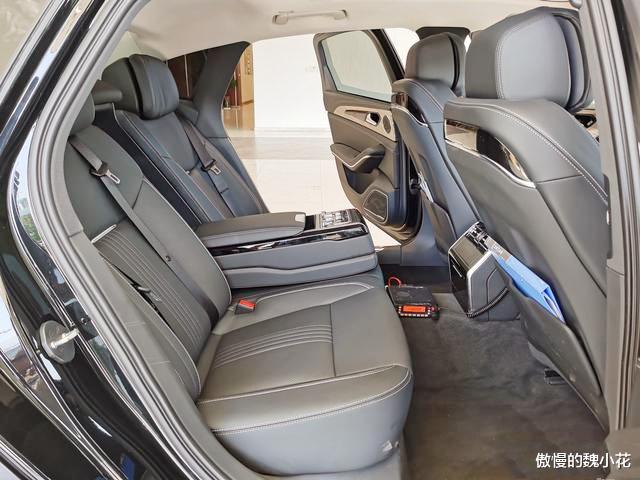 红旗@进店体验“红旗H9”,气场的确可媲美劳斯莱斯,内饰让人无可挑剔