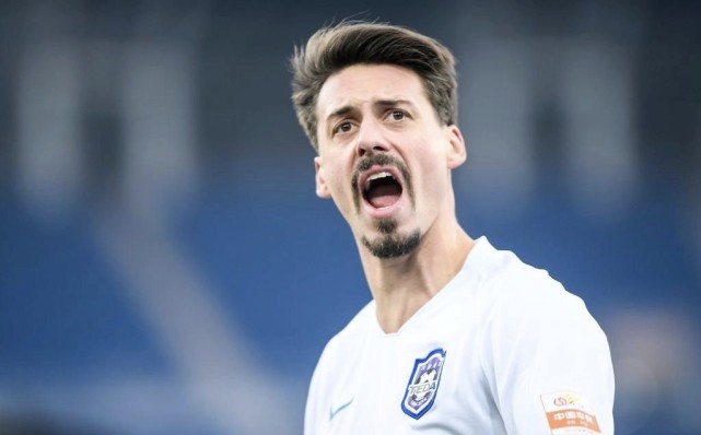 德国队|与泰达解约8天后，32岁前德国国脚中锋宣布退役！球迷致歉：错怪你了