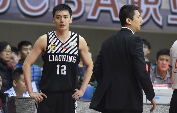 郭士强▲真拿老叔背锅！苏群曝出郭士强主动辞职内幕，难怪郭艾伦会哭