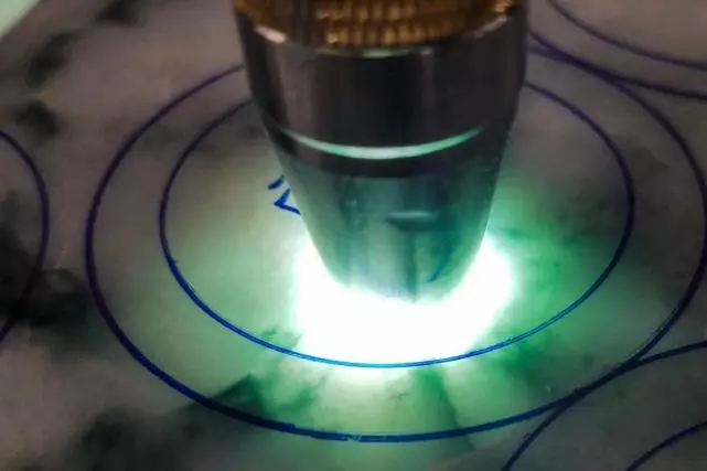 文玩核桃@44公斤的翡翠原石拿来抵10万的债,切开后货主差点没晕过去!