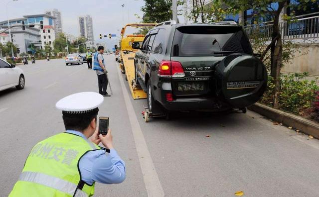 丰田普拉多|丰田霸道违规停路边，为啥不贴罚单？交警：不是不贴，是真不敢
