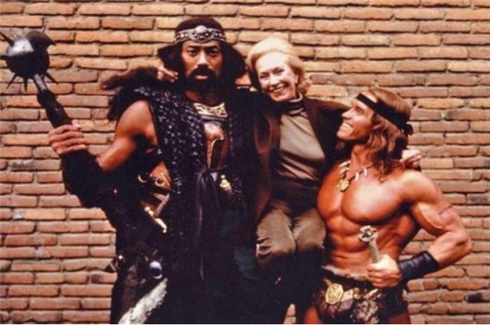 「阿诺德·施瓦辛格」NBA篮球明星的体型有多巨大？看完这些对比照，你就知道了