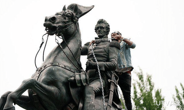 【赵立坚】美国示威者“逼宫”，成立“黑宫自治区”抗衡，记者被紧急疏散