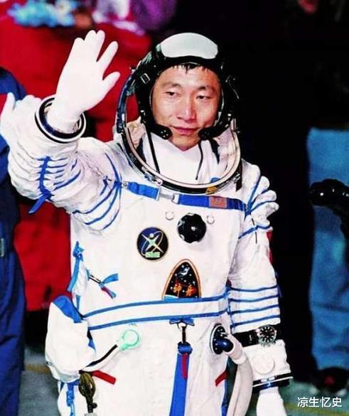 杨利伟|杨利伟进入太空听见敲窗声，17年后谜底揭开，幸运捡回一条命