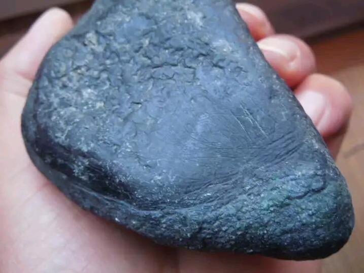 翡翠|对翡翠原石进行刷皮是好是坏？刷过皮的料子还可以赌吗？