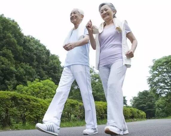 「长寿」寿命长不长,看走路就能够知道?长寿的人,走路都有这些特征!