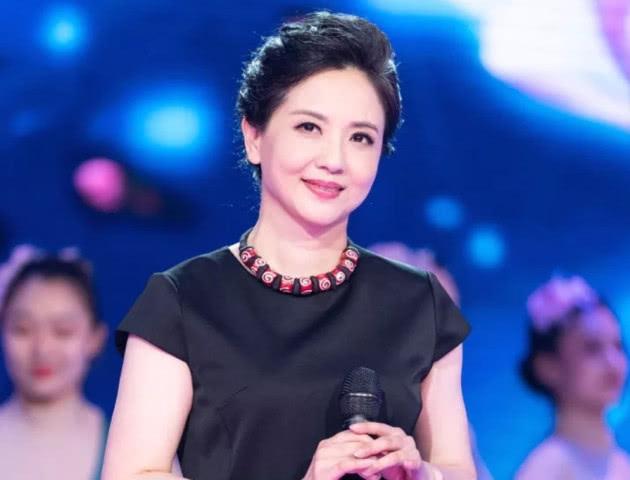 陶慧敏▲演员陶慧敏辟谣守寡,嫁给初恋很幸福,54岁与世无争美貌不减当年