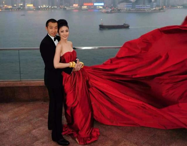 |参观陈慧琳在香港的家，三角形餐桌很有特色，装修都是与众不同的