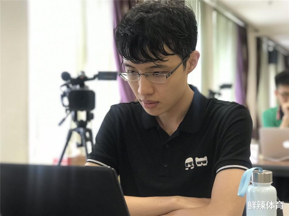 柯洁|恭喜！春兰杯柯洁携唐韦星连笑范廷钰入围八强 遗憾，陈耀烨负台湾00后小将