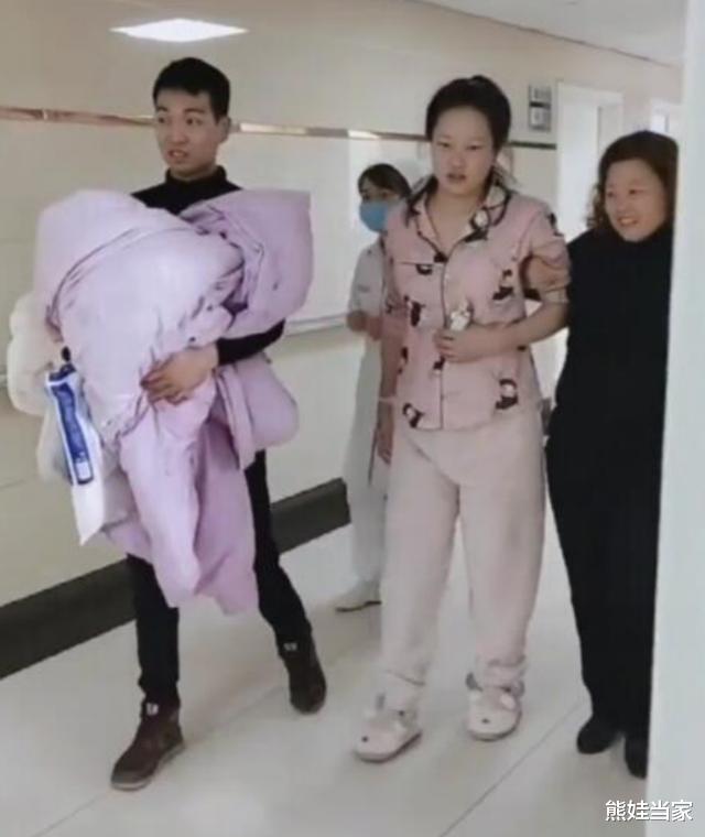 熊娃当家|最“霸气”产妇火了，顺产后直接走回病房，网友：将军凯旋归来