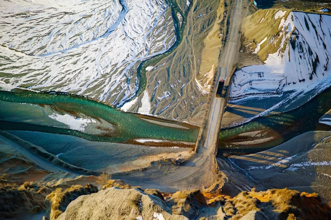 「新疆维吾尔自治区」月底，这条公路即将开通！沿途有雪山、草原、戈壁…