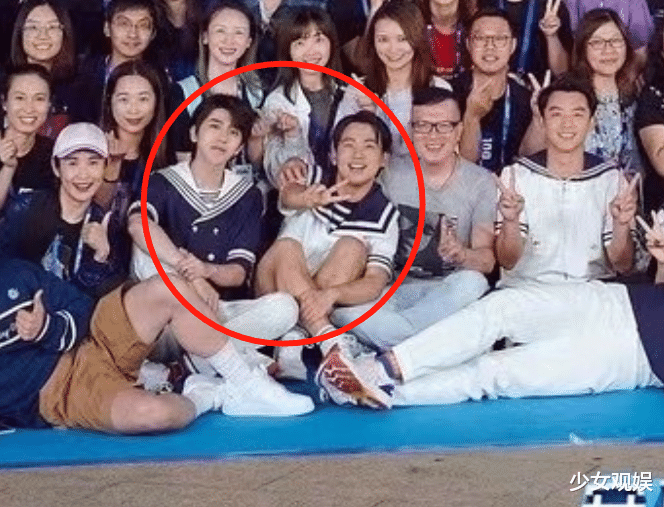 奔跑吧兄弟|跑男家族合体拍照,郭麒麟蔡徐坤坐一块,导演身旁的嘉宾成亮点