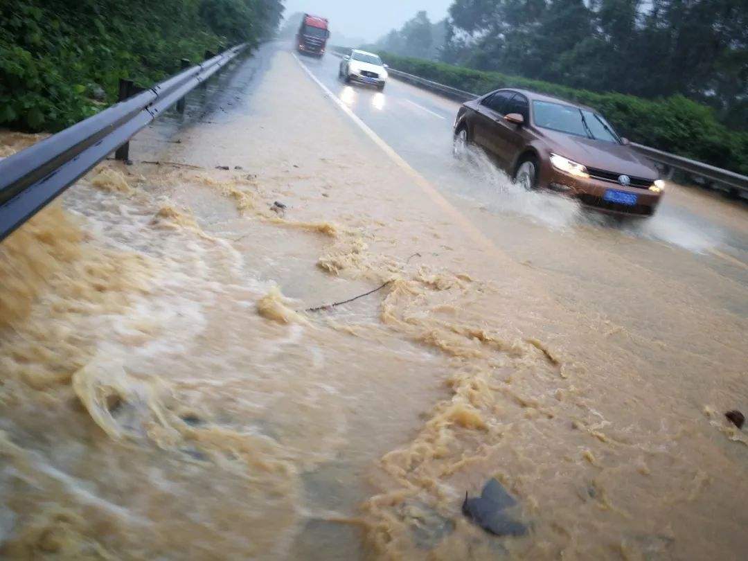 比亚迪宋|跑高速时下暴雨,靠边停车算违章吗?交警给出正确答案,记好
