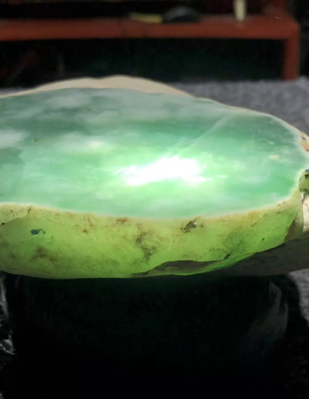 「翡翠」男子凭借感觉拿下块翡翠赌料,切开一片蓝,成品出来感觉心在滴血