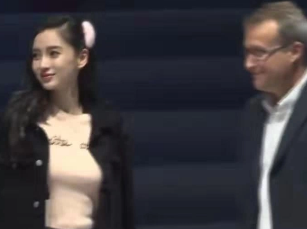 Angelababy▲baby身材严重“走样”，衣服也被撑变了形，往日少女感全无！