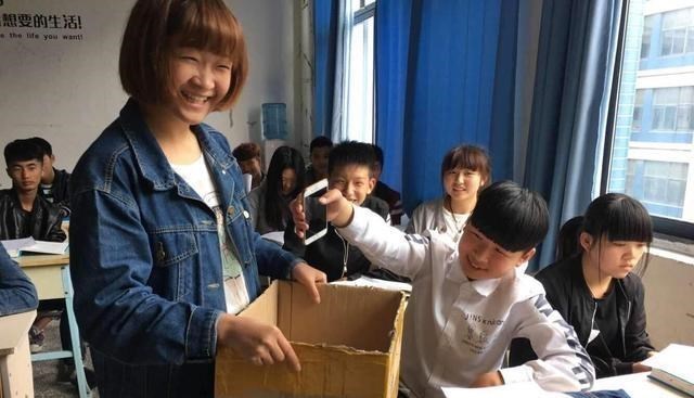 []高三老师穿小熊服装给学生减压，网友神评：是谁在拍？手机没收！