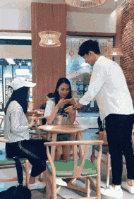 |“以后不要在卧室里乱发自拍了，否则细节被大家看到会很尴尬的”
