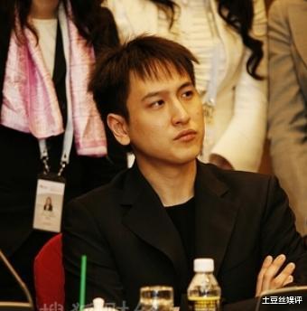 汤珈铖|17岁身价上亿，父亲留下133套房产，他却37岁至今未婚